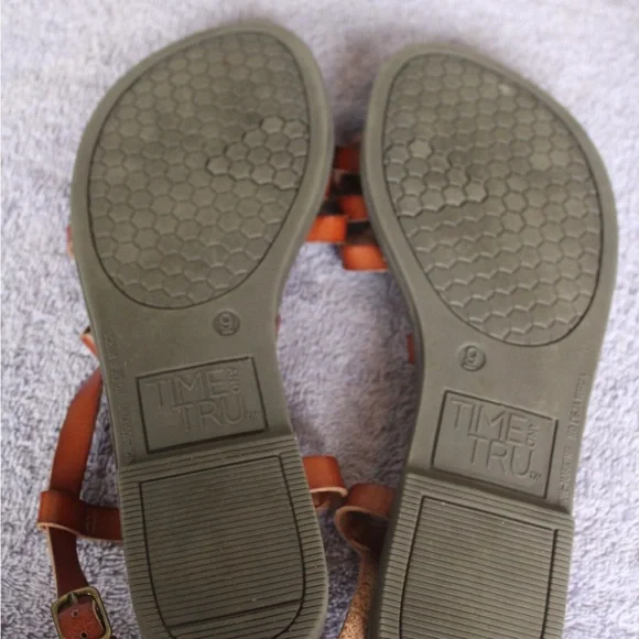 Time and Tru Size 9 Women’s Brown Sandals with Crisscross Straps and Ankle Strap - Picture 5 of 7